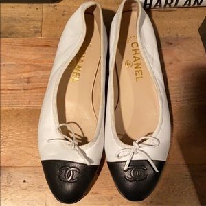 Chanel size 38.5 black and white shoe